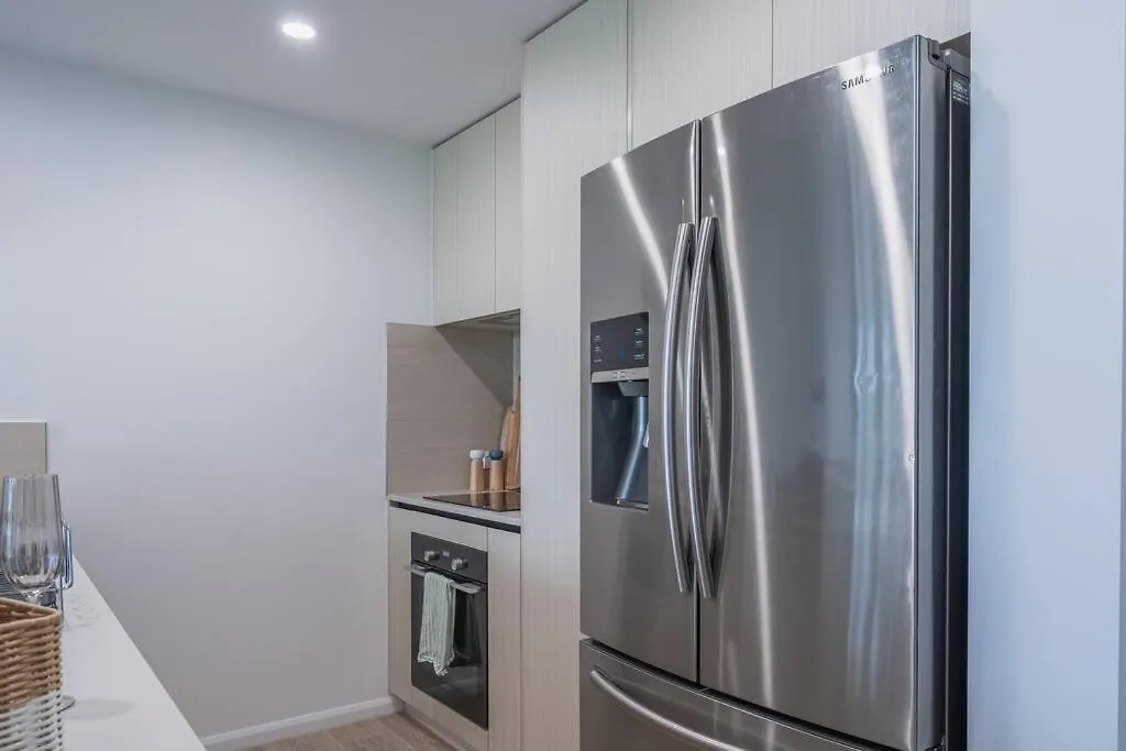 Lux Lakeside Apt - Gold Coast 0*,