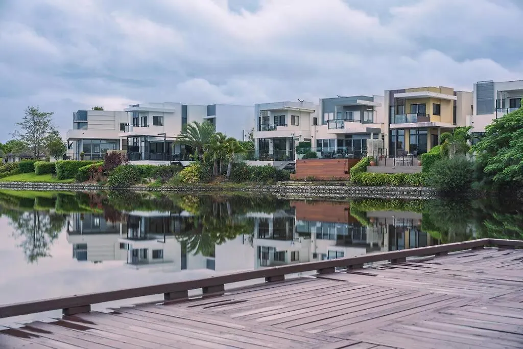 Lux Lakeside Apt - Gold Coast Australia