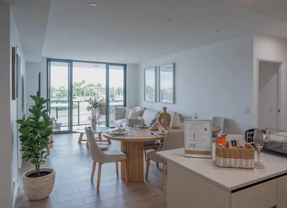 Lux Lakeside Apt - Gold Coast Apartment