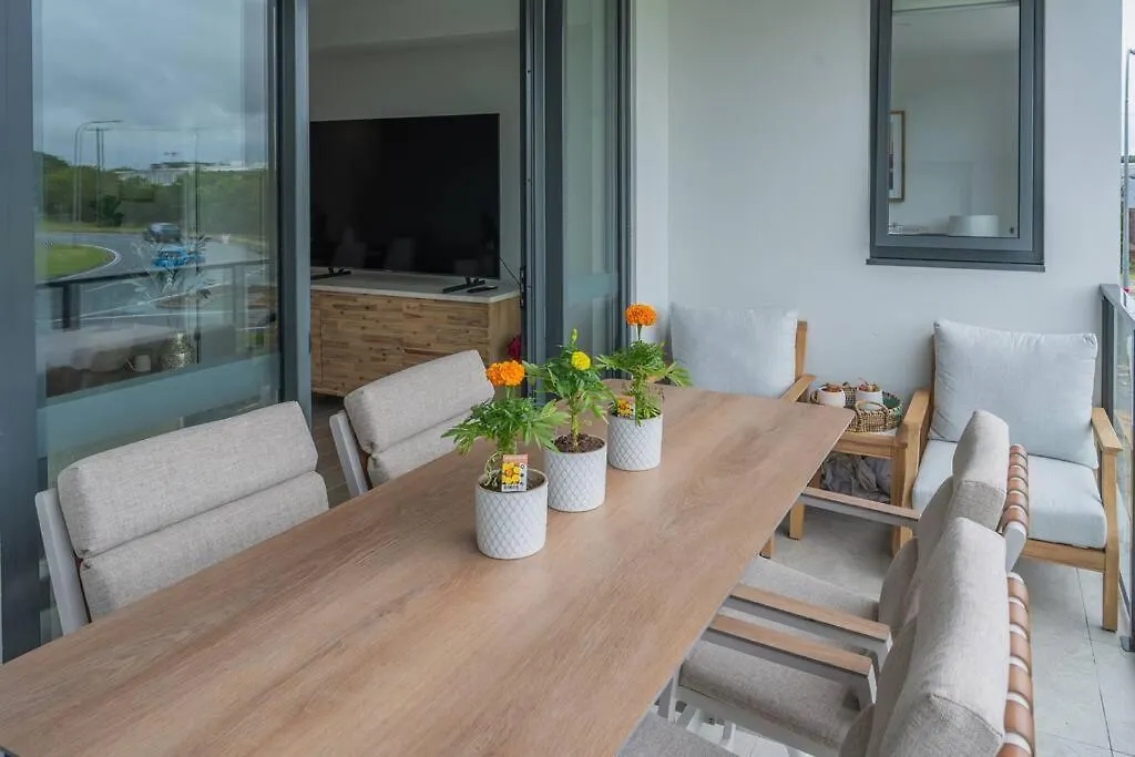 Lux Lakeside Apt - Gold Coast