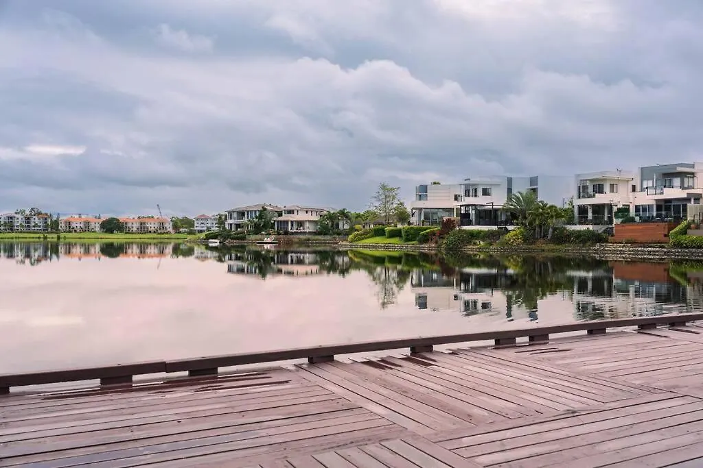 Lux Lakeside Apt - Gold Coast Apartment