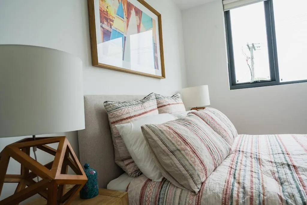 Lux Lakeside Apt - Gold Coast Apartment