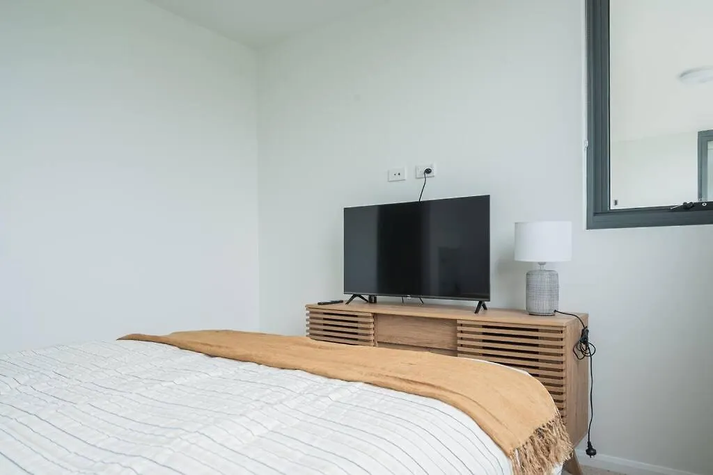 Lux Lakeside Apt - Gold Coast 0*,