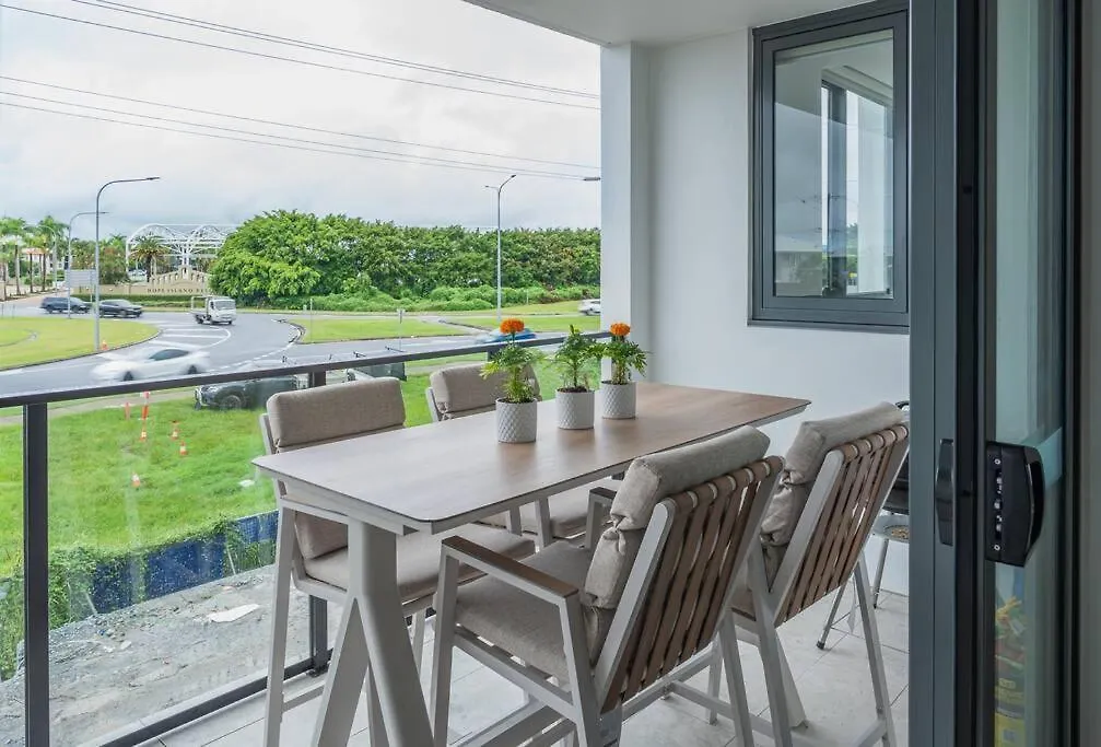 Lux Lakeside Apt - Gold Coast Australia